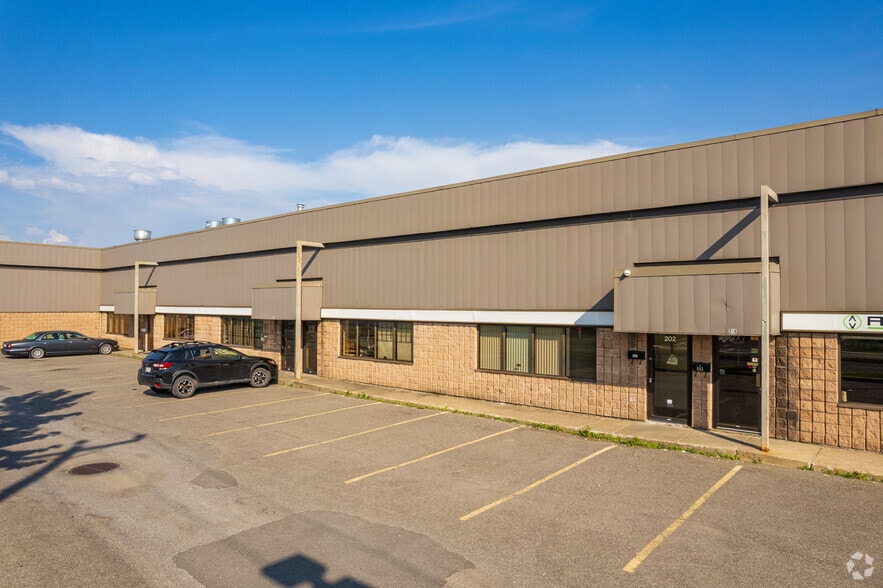 More Photos Of 194-208 Boul Brunswick, Pointe-claire Warehouse For Lease