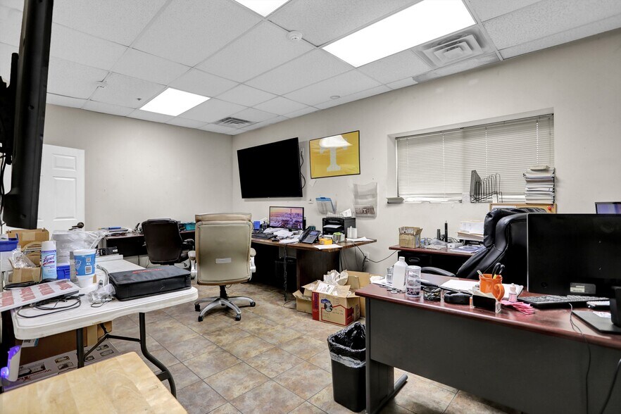 More Photos Of 3325 Millbranch Rd, Memphis Warehouse For Sale