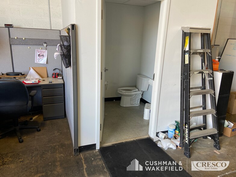 More Photos Of 6519-6565 Eastland Rd, Brook Park Warehouse For Lease