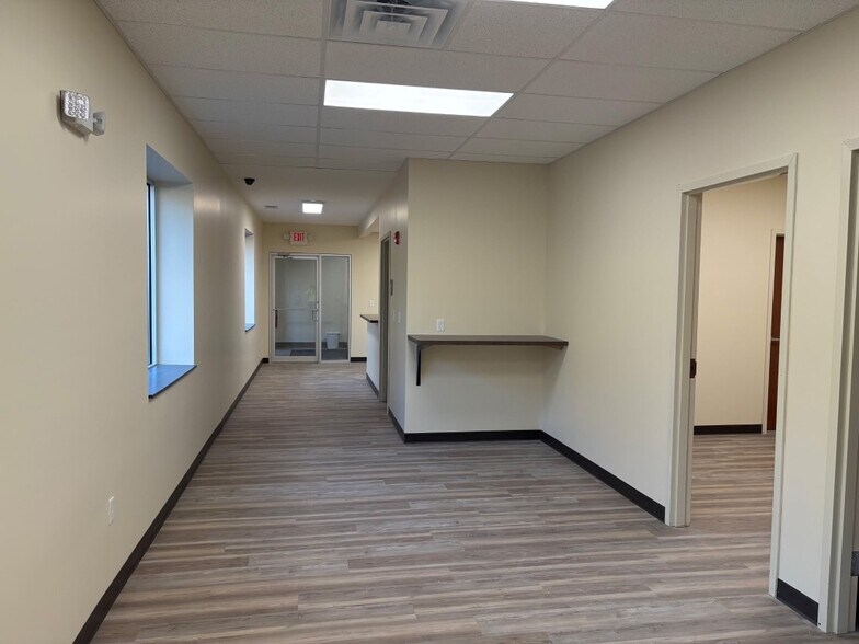 More Photos Of 503-527 New York Ave, New Castle Light Distribution For Lease