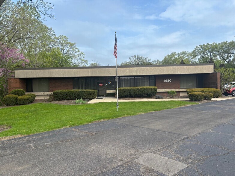 More Photos Of 1680 N Delany Rd, Gurnee Office For Sale