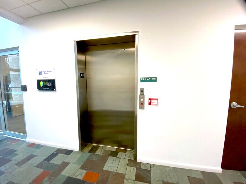 More Photos Of 1105-1129 Saxon Blvd, Orange City Office For Sale