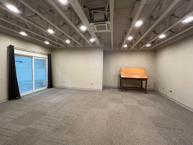 More Photos Of 9 Spanish Pass Rd, Boerne Showroom For Lease