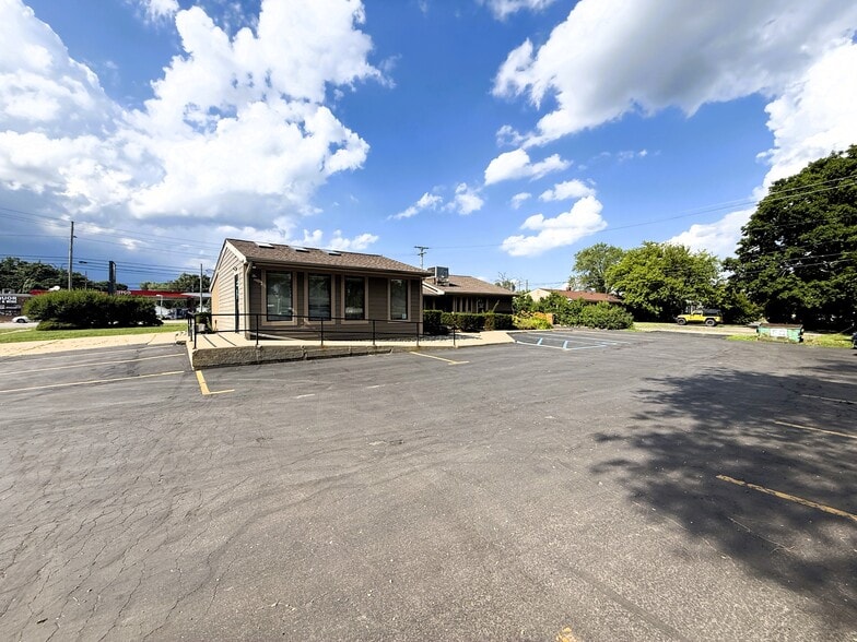 More Photos Of 5685 Highland Rd, Waterford Medical For Sale