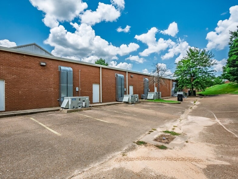 More Photos Of 304 Heritage Dr, Oxford General Retail For Sale