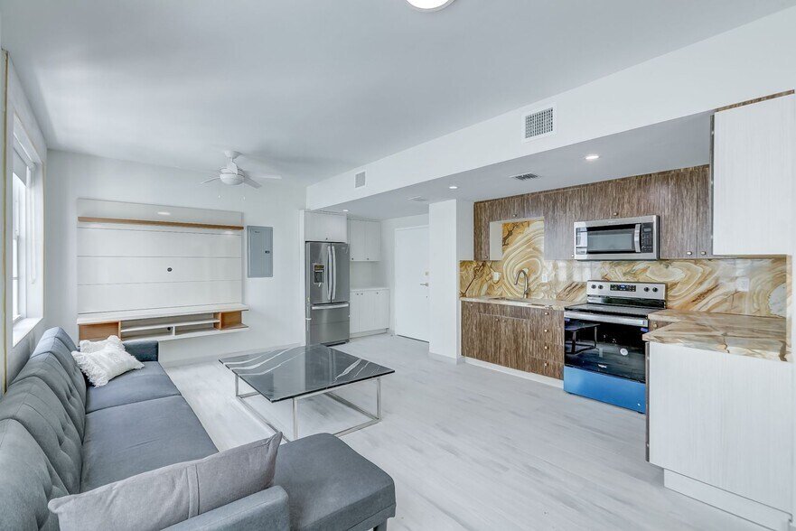 More Photos Of 820 Ocean Dr, Miami Beach Restaurant For Sale