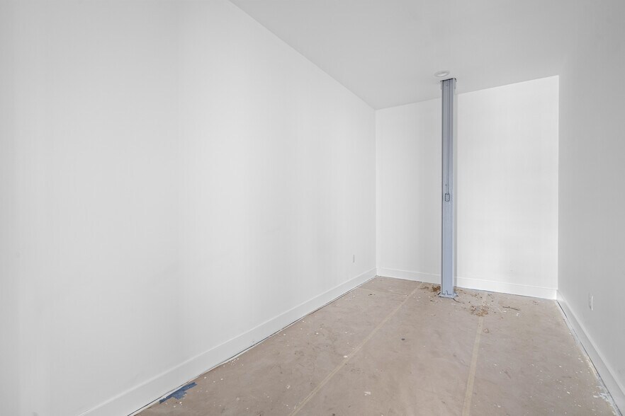 More Photos Of 5611 Clinton Dr, Houston Warehouse For Lease