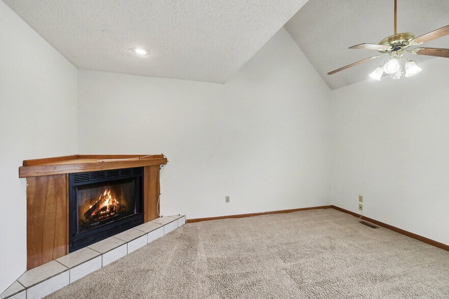 More Photos Of 209 SW Pryor Rd, Lee's Summit Multifamily For Sale