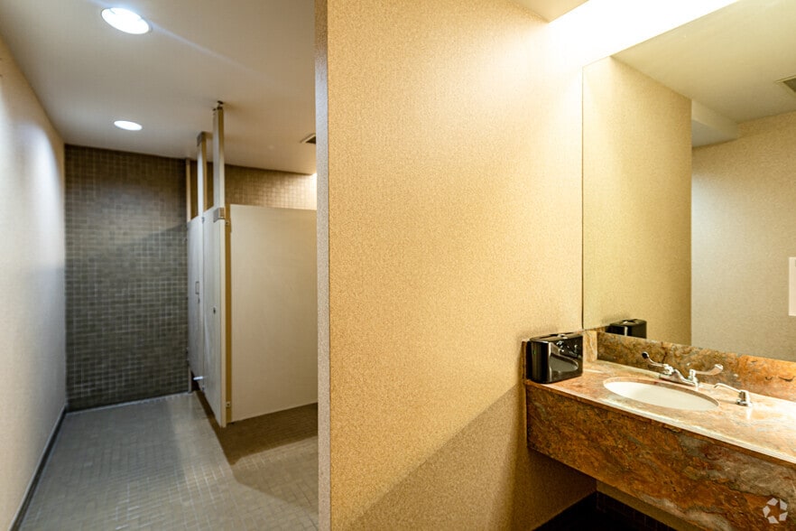 More Photos Of 2080 N State Highway 360, Grand Prairie Office Residential For Lease