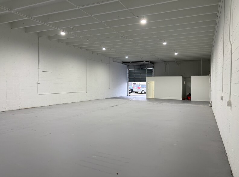 More Photos Of 7004-7018 SW 4th St, Miami Warehouse For Lease