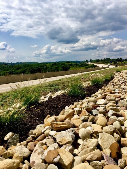 More Photos Of 7851-7867 Steubenville Pike, Oakdale Flex For Lease