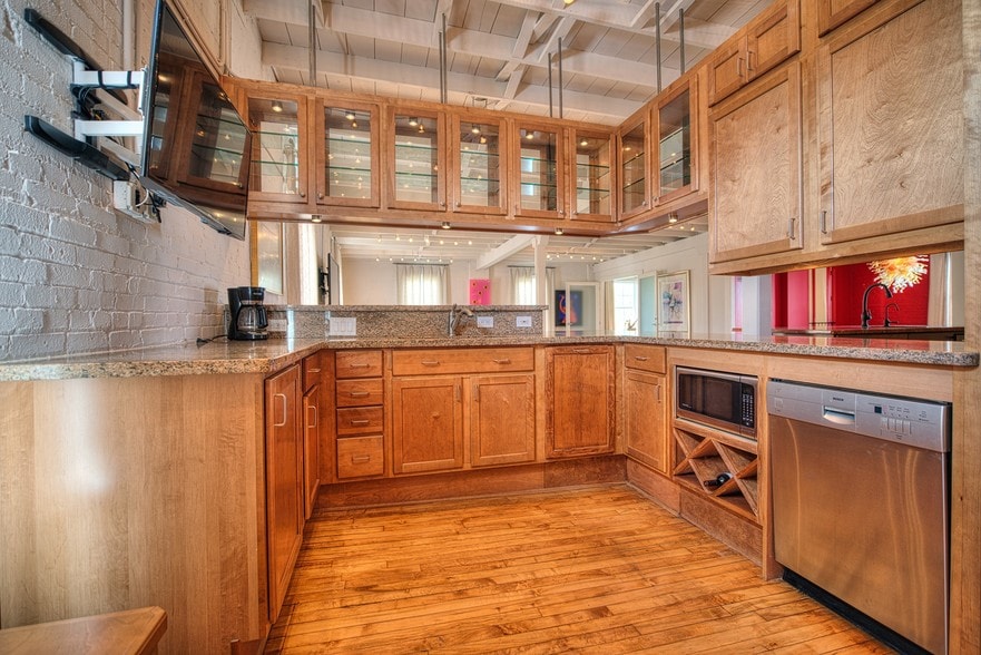 More Photos Of 2409 Commerce St, Houston Freestanding For Lease