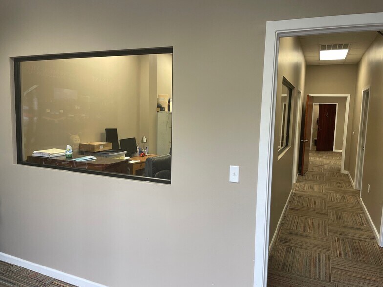 More Photos Of 9141 Emmott Rd, Houston Warehouse For Lease