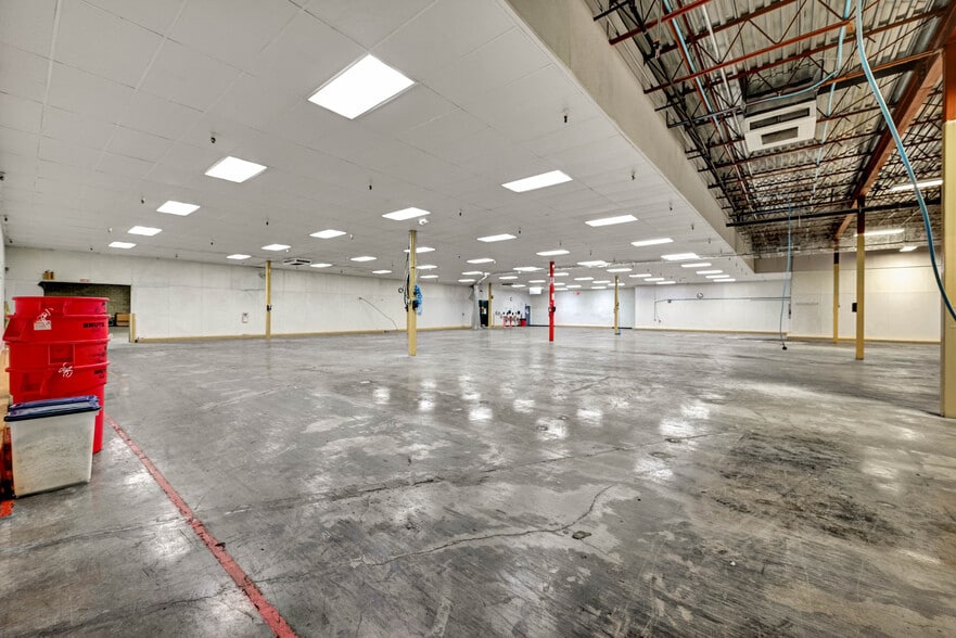 More Photos Of 100 Chamber Plz, Charleroi Supermarket For Lease
