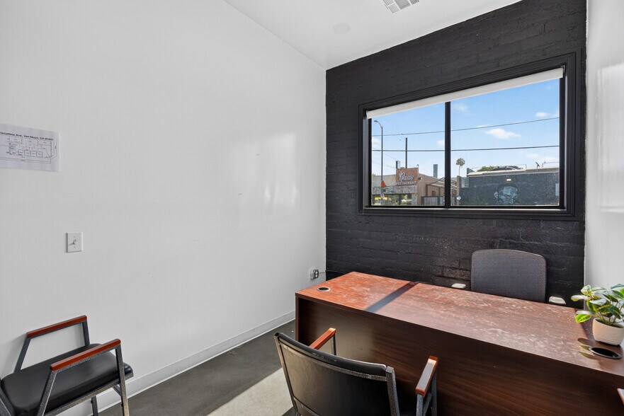 More Photos Of 6023 Hazeltine Ave, Van Nuys Warehouse For Lease