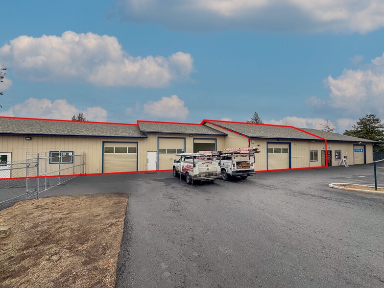 More Photos Of 902 SE Textron Dr, Bend Warehouse For Lease