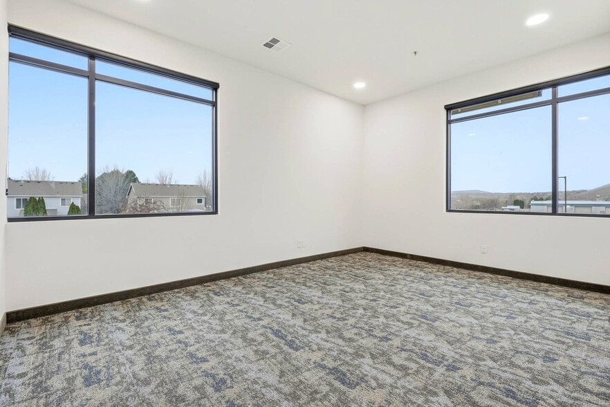 More Photos Of 30 S Louisiana St, Kennewick Loft Creative Space For Lease