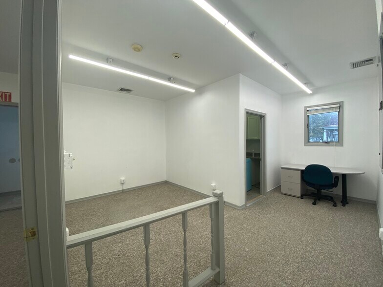 More Photos Of 501 E Main St, Palmyra Freestanding For Lease