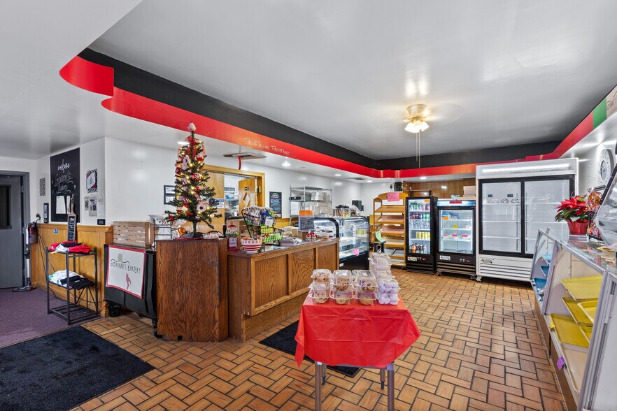 More Photos Of 3052 Belmont St, Bellaire Storefront Retail Office For Sale