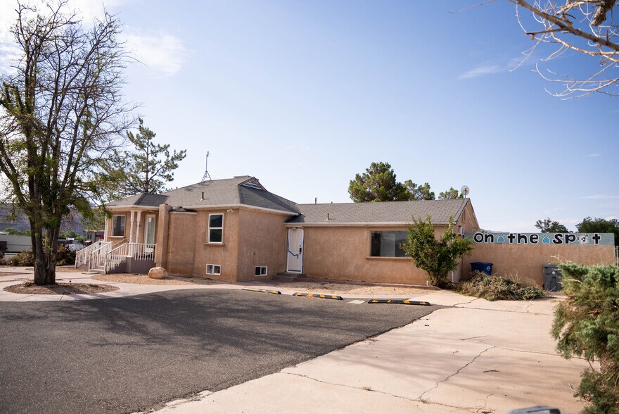 More Photos Of 1545 W State St, Hurricane Veterinarian Kennel For Lease