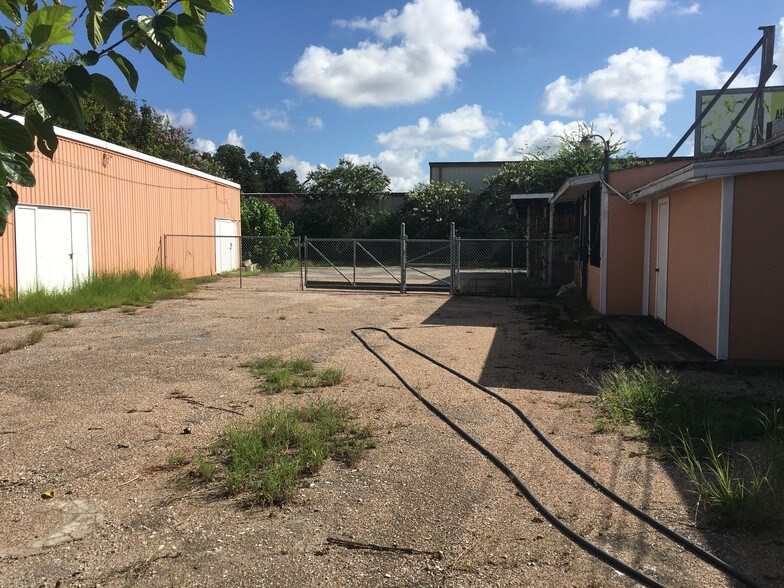 More Photos Of 401-415 Edgebrook Dr, Houston General Retail For Sale