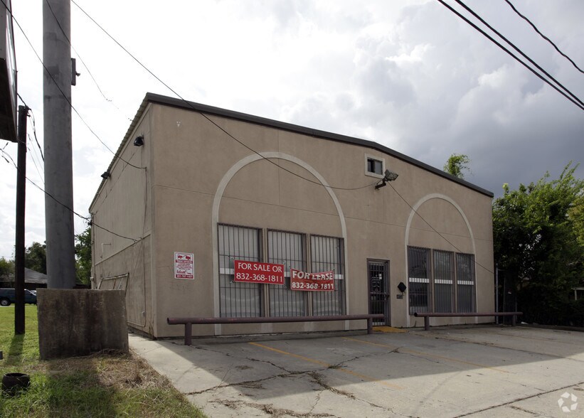 Primary Photo Of 10722 E I-10 Fwy, Houston Freestanding For Sale