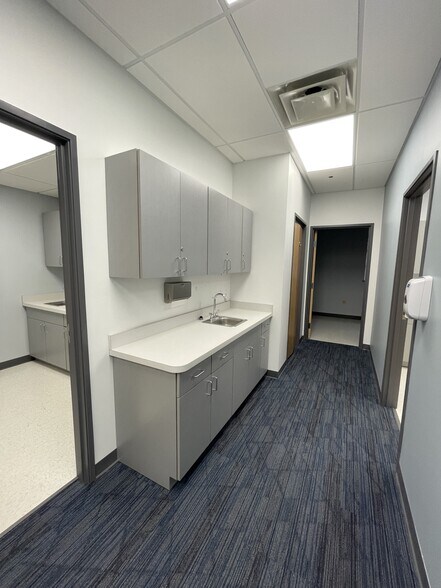More Photos Of 2620 Kessler Blvd E, Indianapolis Medical For Lease