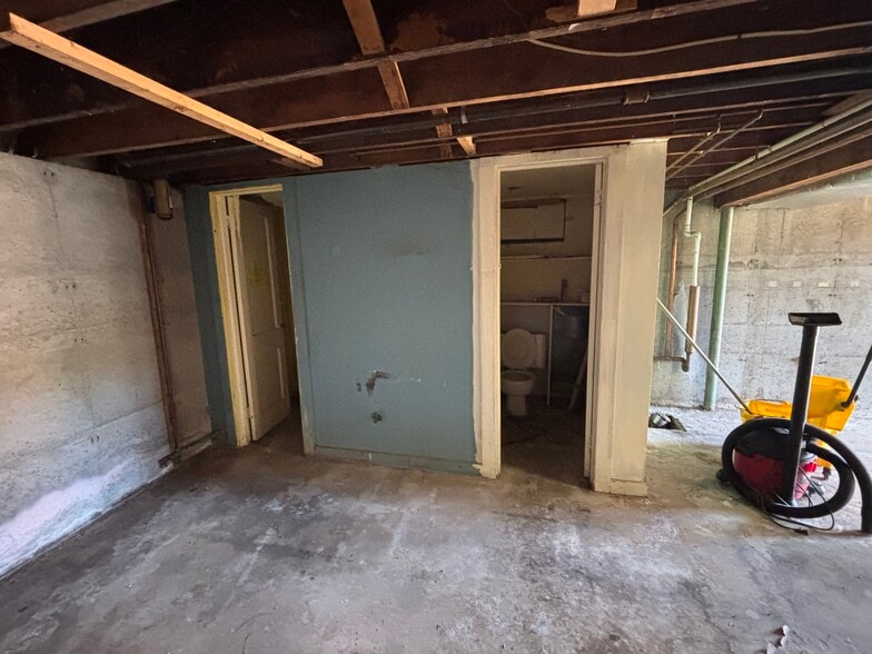 More Photos Of 82 Railroad St, Great Barrington Flex For Sale