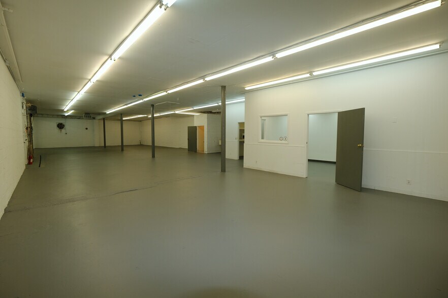 More Photos Of 30 W Price St, Linden Showroom For Lease