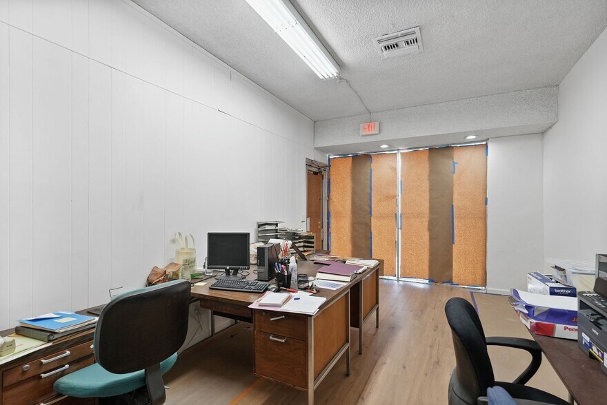 More Photos Of 19621-19623 1/2 Ventura Blvd, Tarzana Storefront Retail Residential For Sale