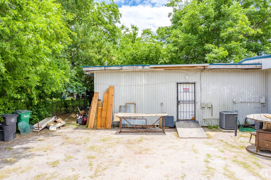 More Photos Of 1502 S Hackberry St, San Antonio Freestanding For Sale