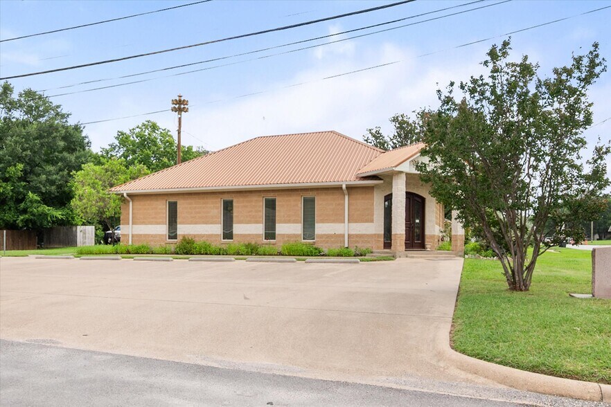More Photos Of 2220 W 2nd Ave, Corsicana Office For Sale
