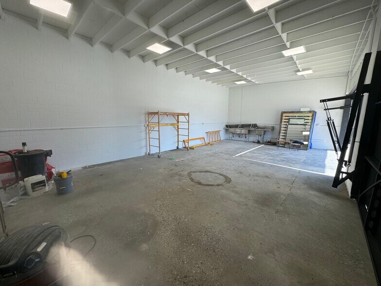 More Photos Of 13123 W Washington Blvd, Los Angeles Showroom For Lease