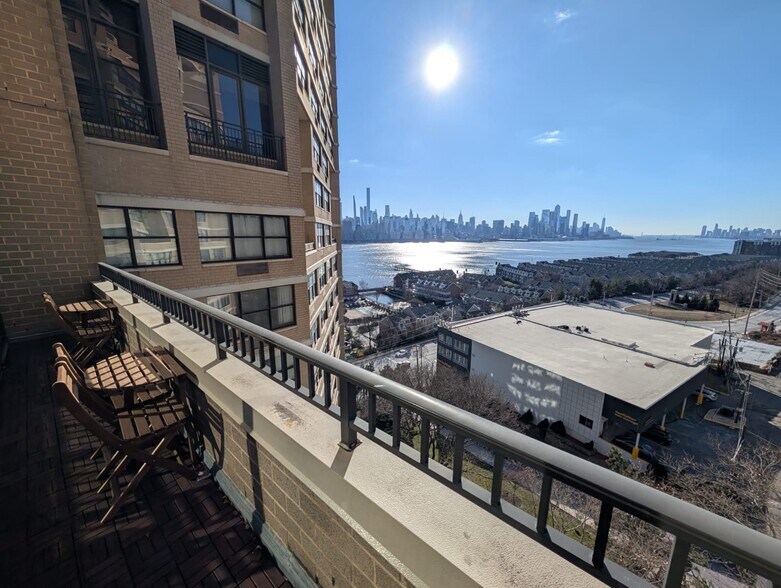 More Photos Of 7000 E Kennedy Blvd, Guttenberg Apartments For Lease