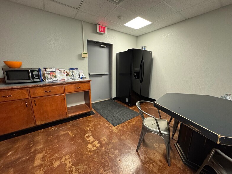 More Photos Of 2303 S Danville Dr, Abilene Office For Lease