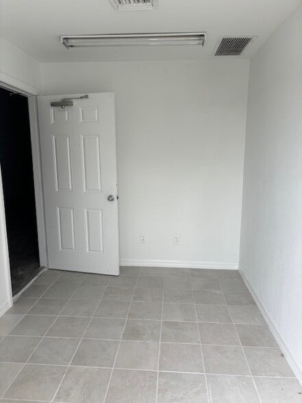 More Photos Of 326 NE 3rd Ave, Cape Coral Warehouse For Lease