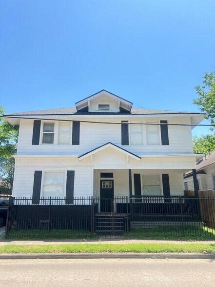 More Photos Of 203 S Lockwood Dr, Houston Apartments For Sale