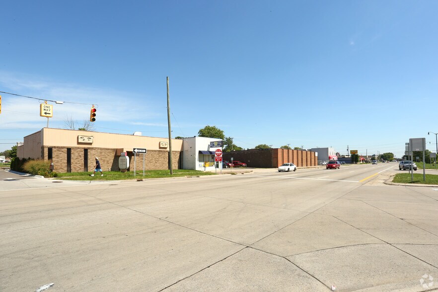 More Photos Of 1850-1858 Southfield Rd, Lincoln Park Warehouse For Lease