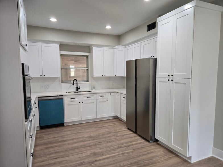 More Photos Of 1523 Avenue C, Katy Flex For Lease