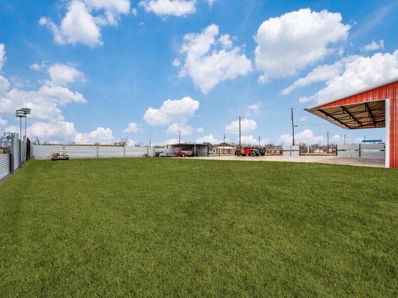 More Photos Of 601 S Storts St, Poth Industrial For Sale