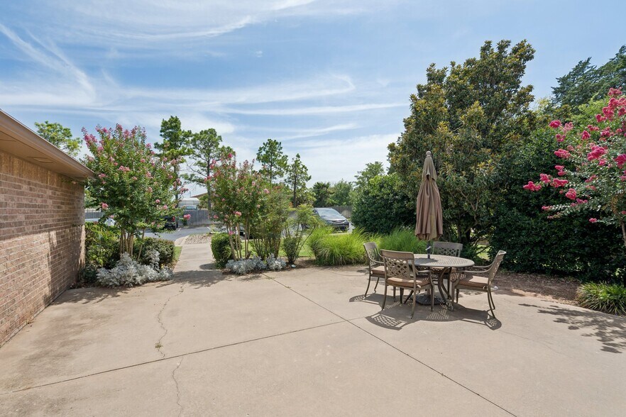 More Photos Of 2933 S Bryant Ave, Edmond Office For Sale