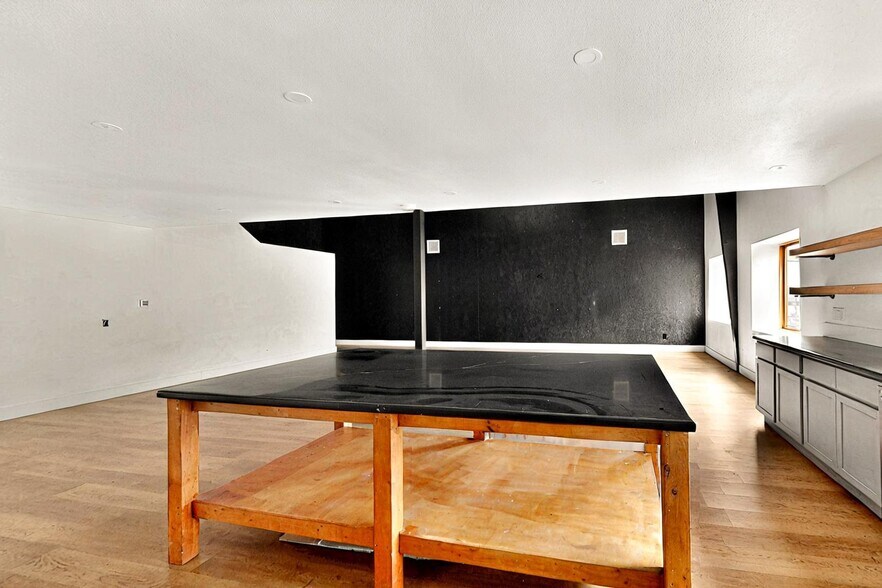 More Photos Of 11544 Cockleburr Rd, Roanoke Warehouse For Lease