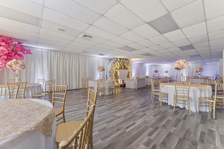 More Photos Of 6265 Van Nuys Blvd, Van Nuys Storefront For Sale