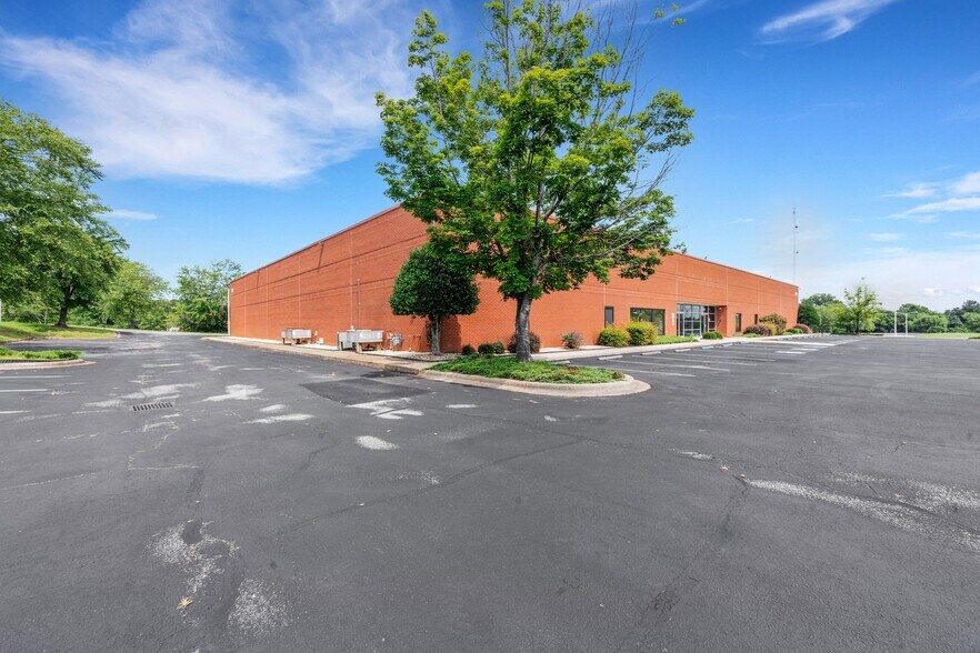 More Photos Of 2080 Brentwood St, High Point Office For Lease