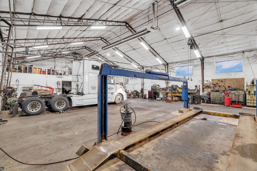 More Photos Of 1475 S Newburgh Rd, Westland Light Distribution For Sale