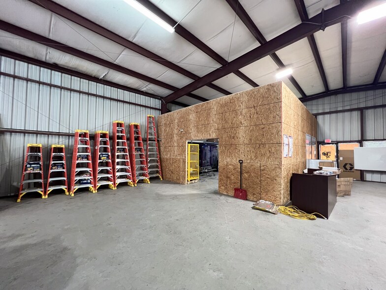 More Photos Of 13250 Lookout Rd, San Antonio Warehouse For Sale