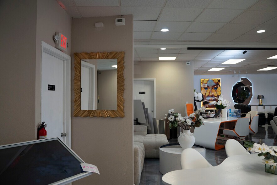 More Photos Of 7115 Blanco Rd, San Antonio Storefront For Lease