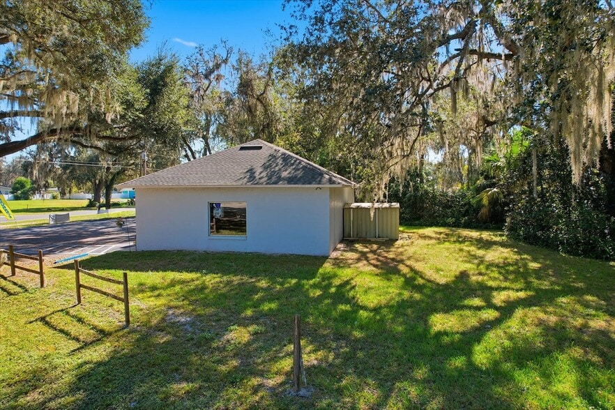 More Photos Of 2339 N Country Road 470, Lake Panasoffkee Office For Sale