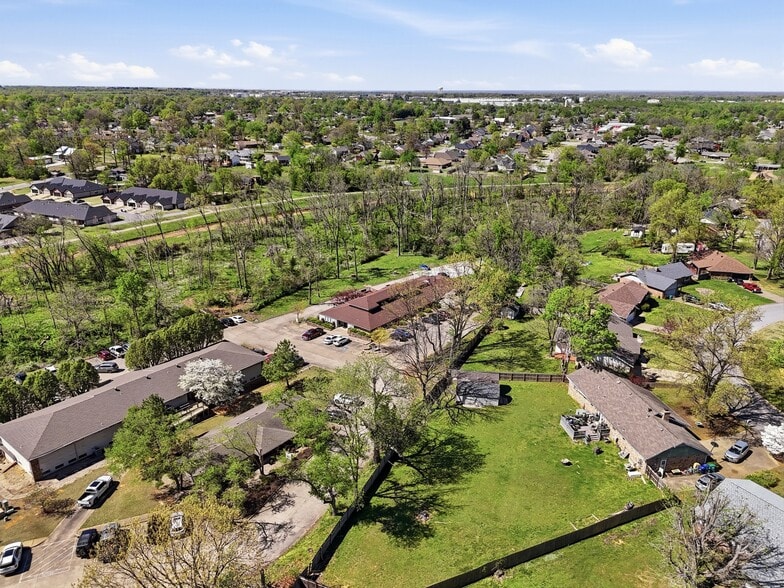 More Photos Of 6 Halsted Cir, Rogers Office For Lease