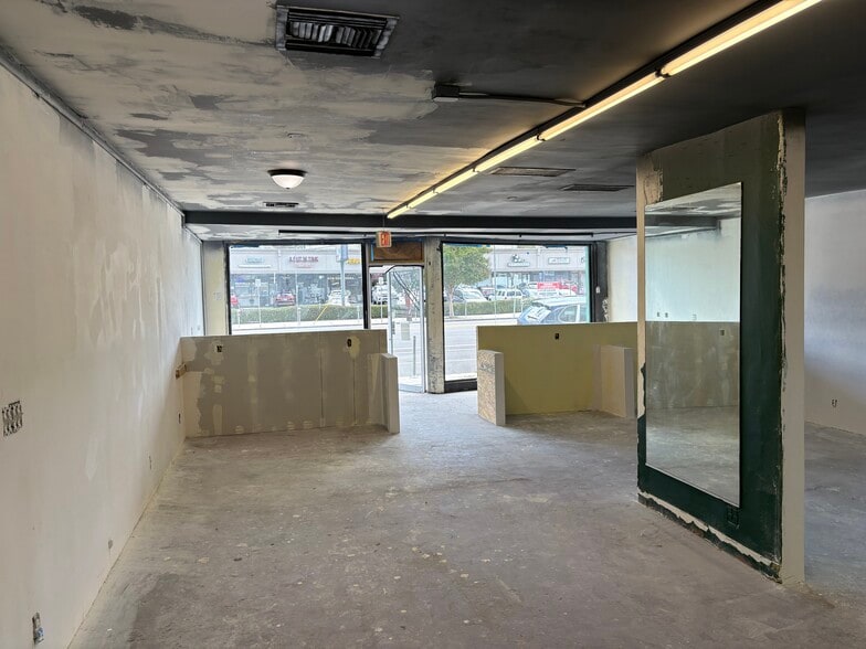 More Photos Of 22913 Ventura Blvd, Woodland Hills Storefront For Lease